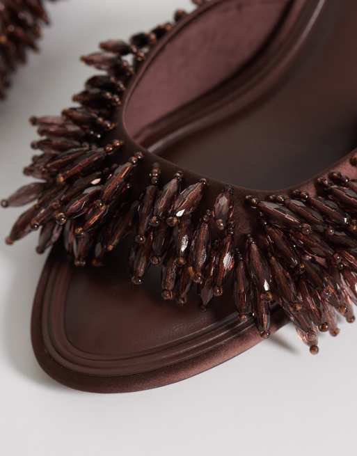 ASOS DESIGN - High-Five - Sabot con tacchetti a spillo color cioccolato con perline, 6 di 8