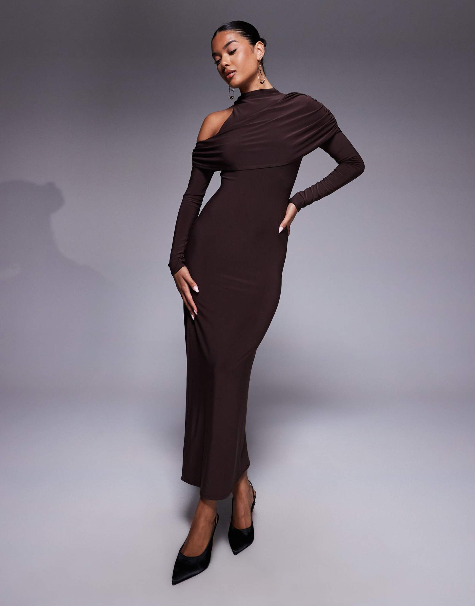ДИЗАЙНЕРСКОЕ асимметричное миди-платье ASOS с высоким вырезом и открытыми плечами шоколадного цвета
