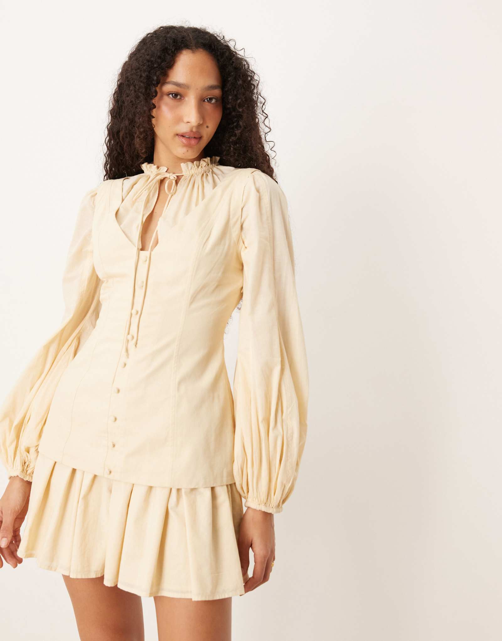 ДИЗАЙНЕРСКОЕ мини-платье-блузон ASOS с высоким вырезом и рукавами на пуговицах кремового цвета