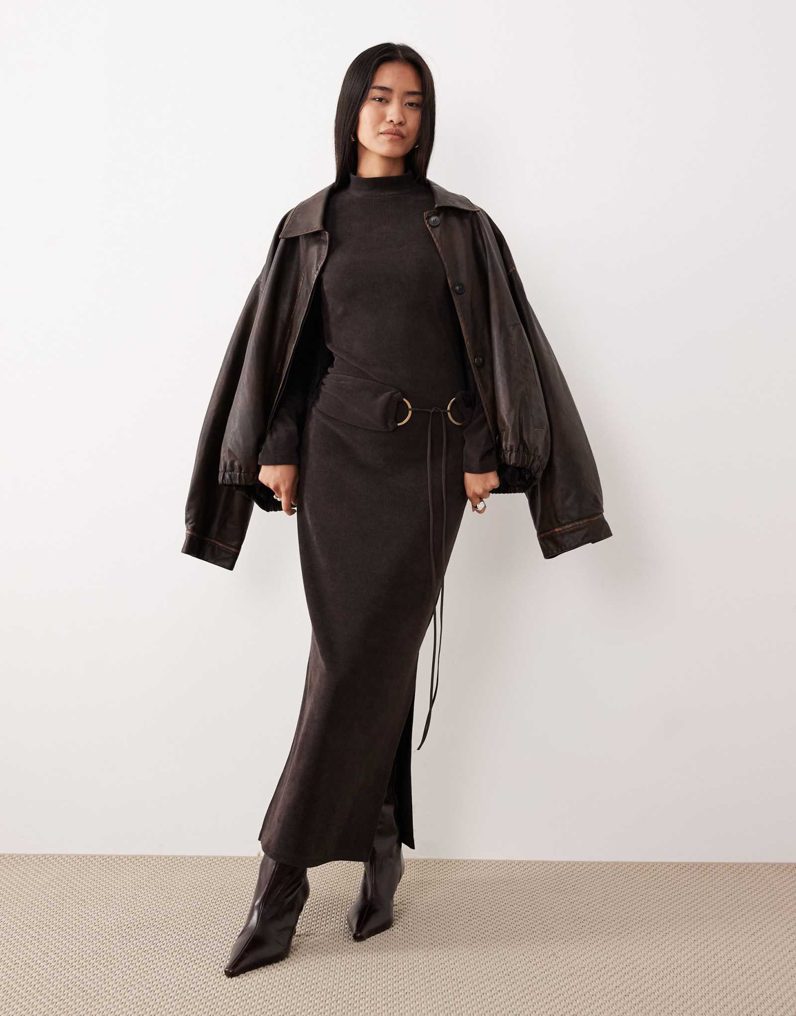 ДИЗАЙНЕРСКОЕ миди-платье на шнуровке с высоким вырезом и фурнитурой шоколадного цвета от ASOS DESIGN