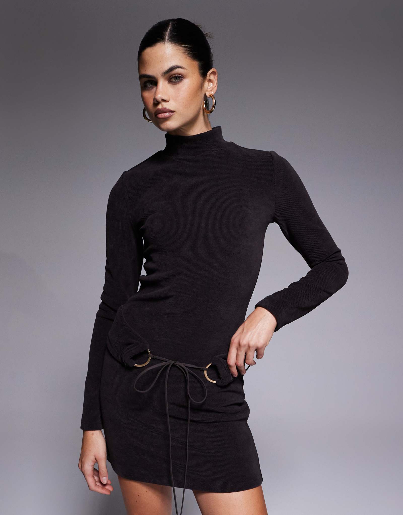 ДИЗАЙНЕРСКОЕ мини-платье ASOS на шнурке с высоким воротом и фурнитурой шоколадного цвета