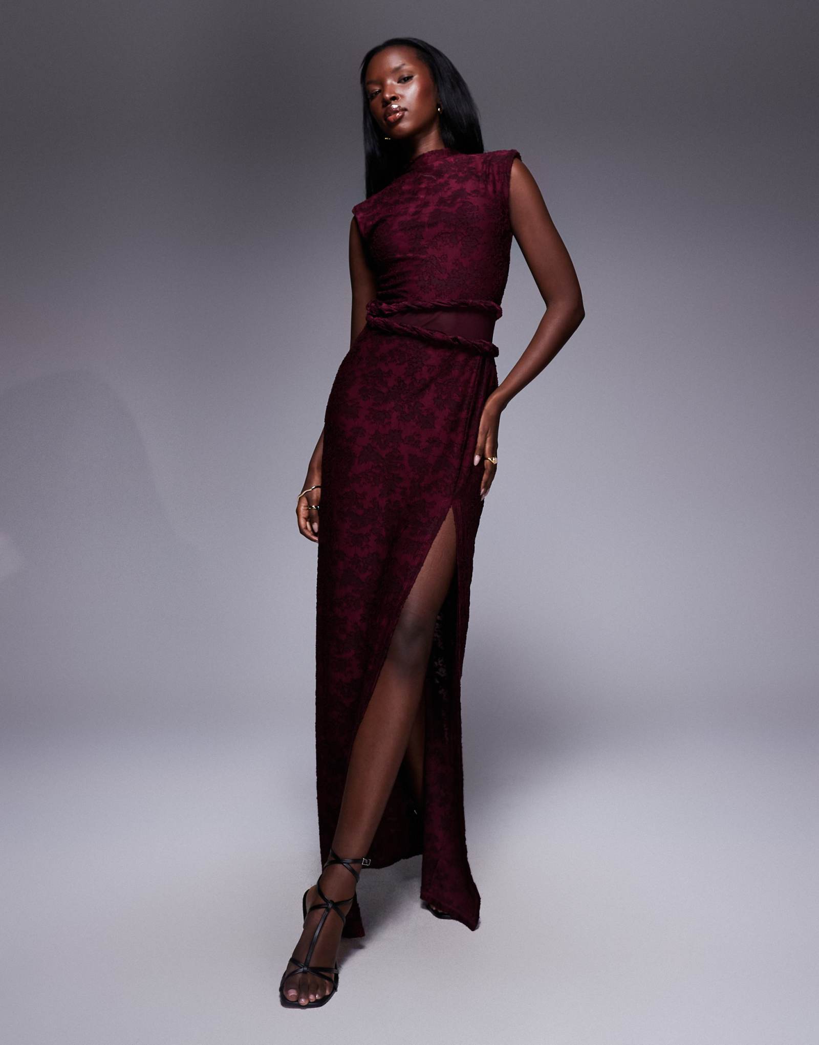 ДИЗАЙНЕРСКОЕ макси-платье devore twist с высоким вырезом и прозрачной вставкой бордового цвета от ASOS DESIGN