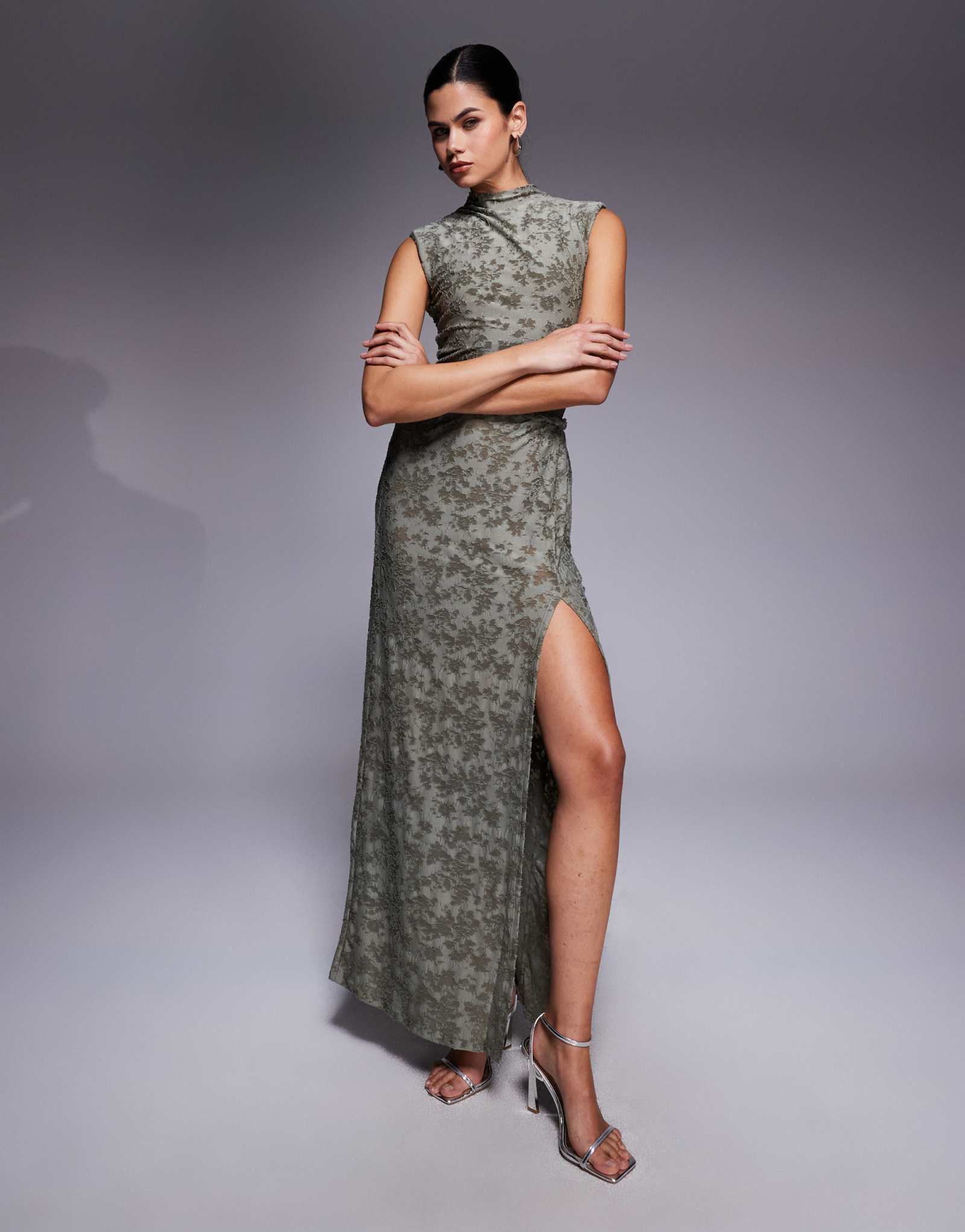 ДИЗАЙНЕРСКОЕ макси-платье devore с высоким вырезом и витыми деталями от ASOS с прозрачной вставкой зеленого цвета хаки