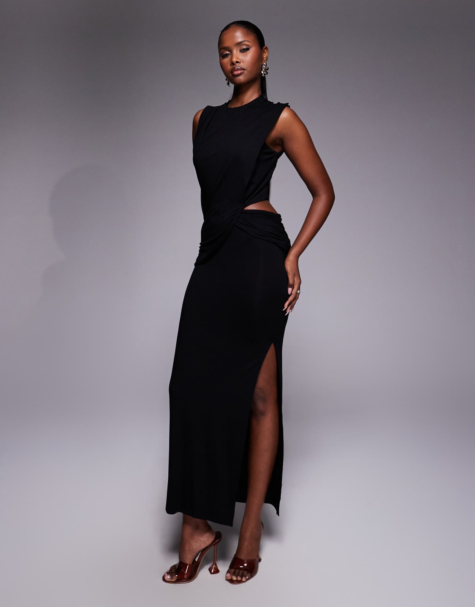 ДИЗАЙНЕРСКОЕ миди-платье ASOS с высоким воротом и драповым поясом черного цвета