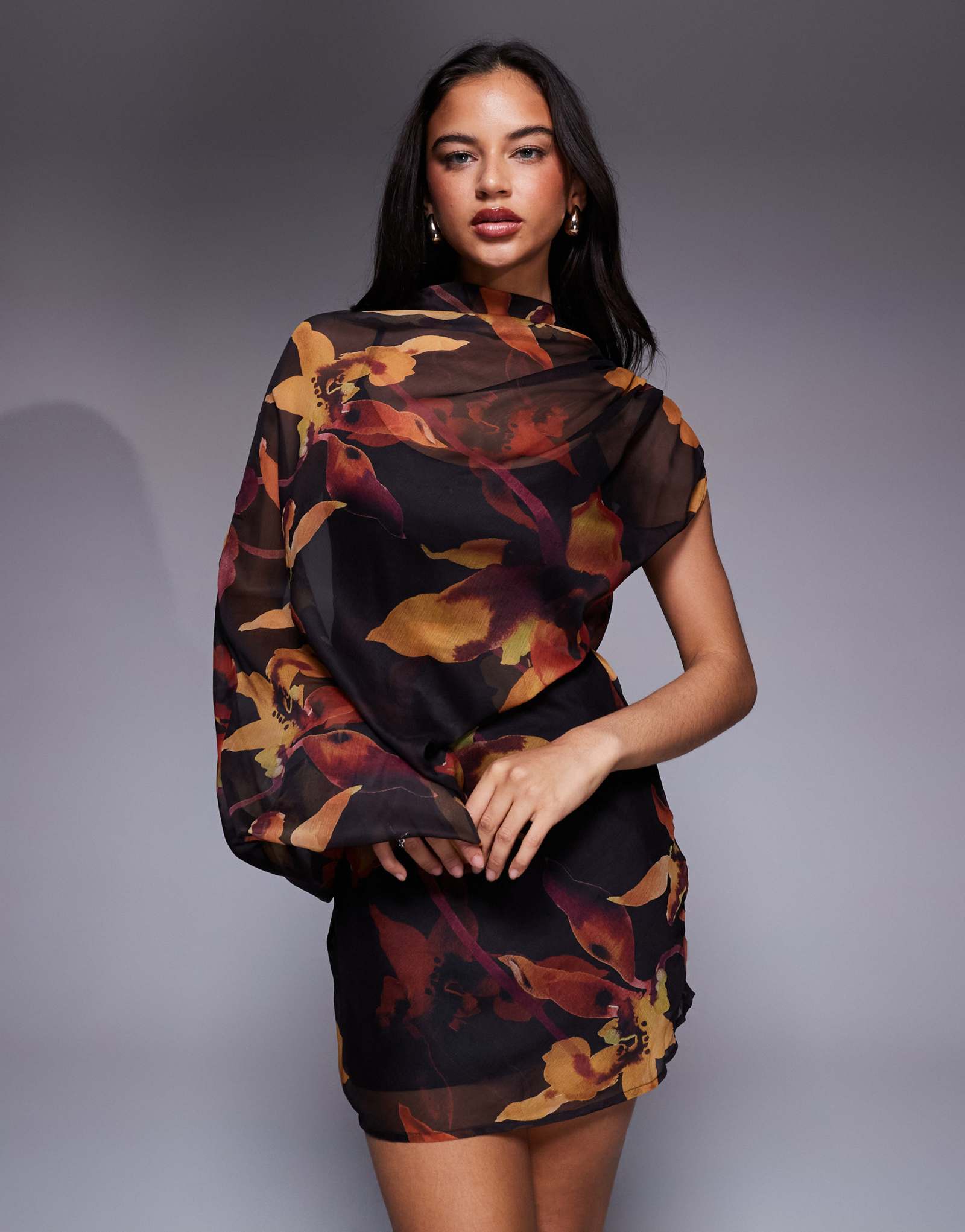 Асимметричное мини-платье с драпировкой и высоким вырезом от ASOS DESIGN в темном абстрактном цветочном стиле