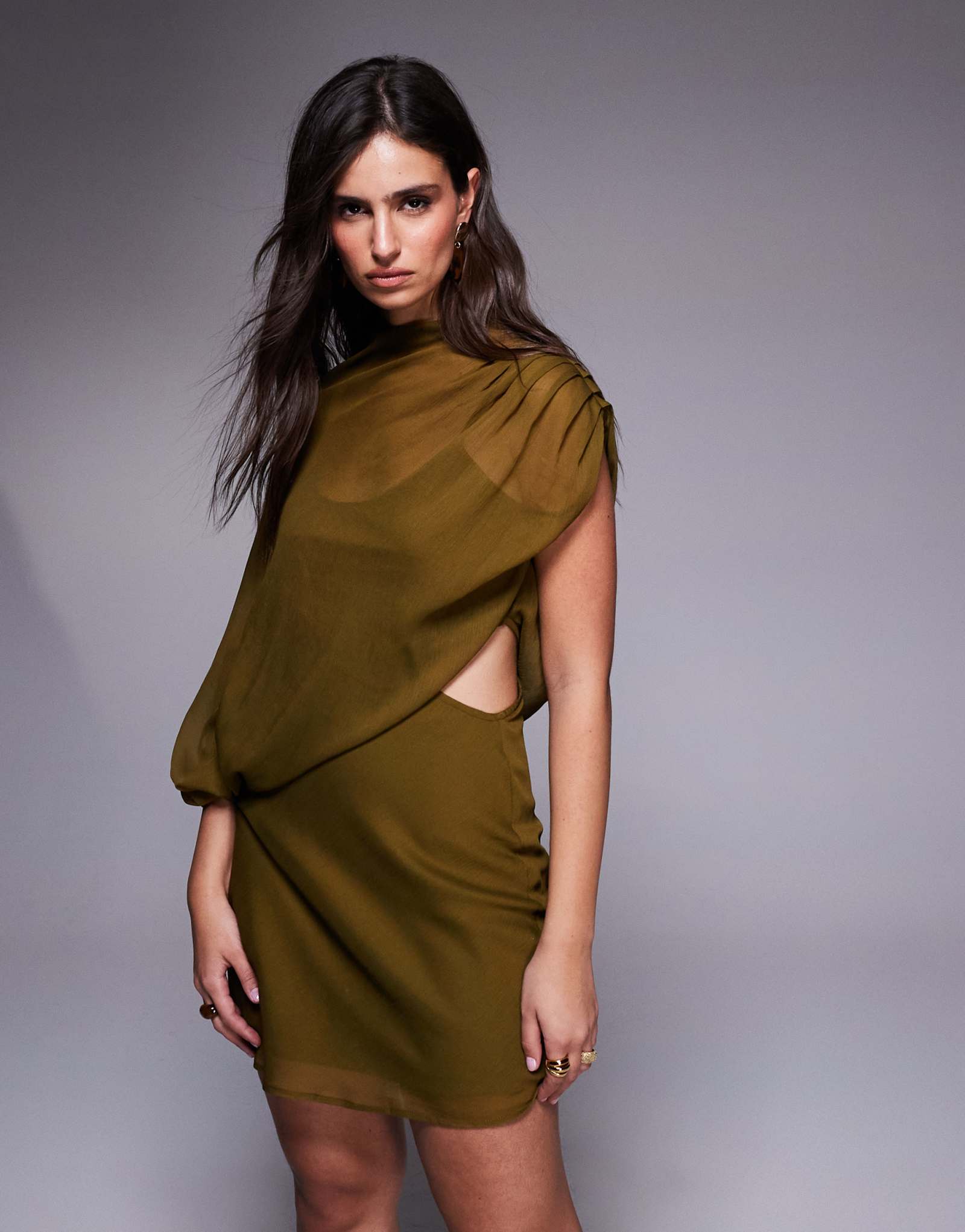 Асимметричное мини-платье с драпировкой и высоким вырезом от ASOS DESIGN оливково-зеленого цвета