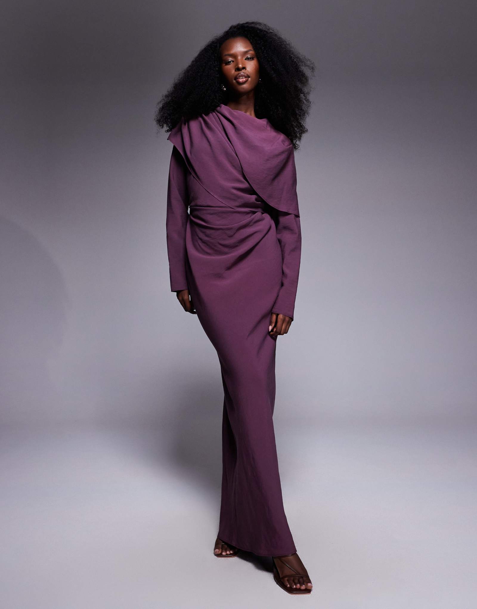 Макси-платье с драпированным лифом и высоким вырезом от ASOS DESIGN цвета шелковицы