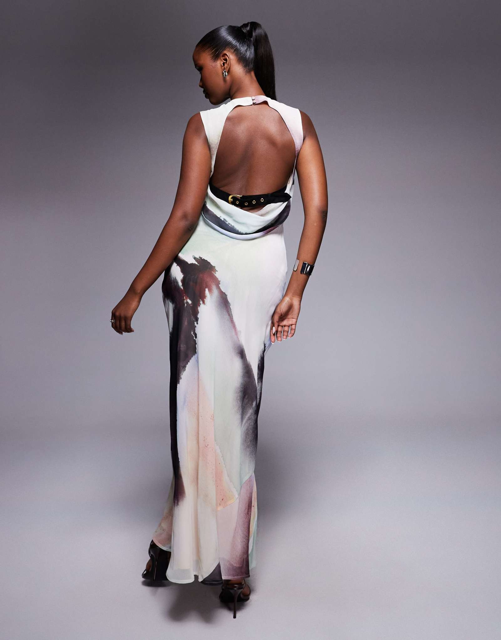 ДИЗАЙНЕРСКОЕ макси-платье ASOS с высоким воротом и драпировкой на колонне, глубоким вырезом сзади и ремешком на поясе с размытым абстрактным принтом