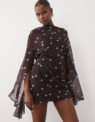 ДИЗАЙНЕРСКОЕ мини-платье ASOS с высоким вырезом и драпировкой спереди и длинными рукавами-накидками в коричневый горошек brown polka dot
