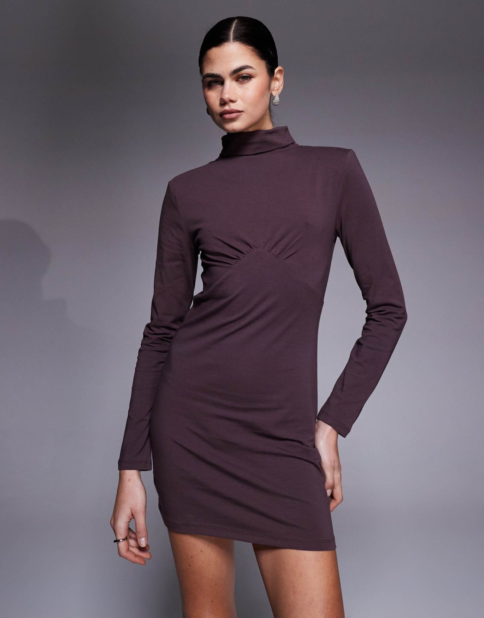 ДИЗАЙНЕРСКОЕ мини-платье ASOS шоколадного цвета с высоким вырезом и длинными рукавами под грудью