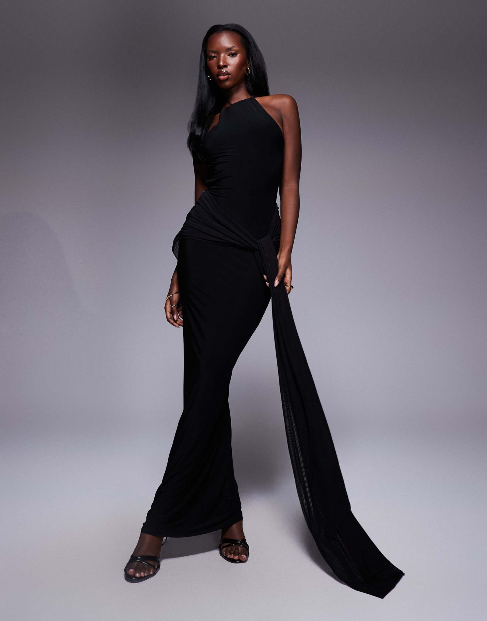 ДИЗАЙНЕРСКОЕ макси-платье ASOS с высоким воротом и двойным разрезом черного цвета