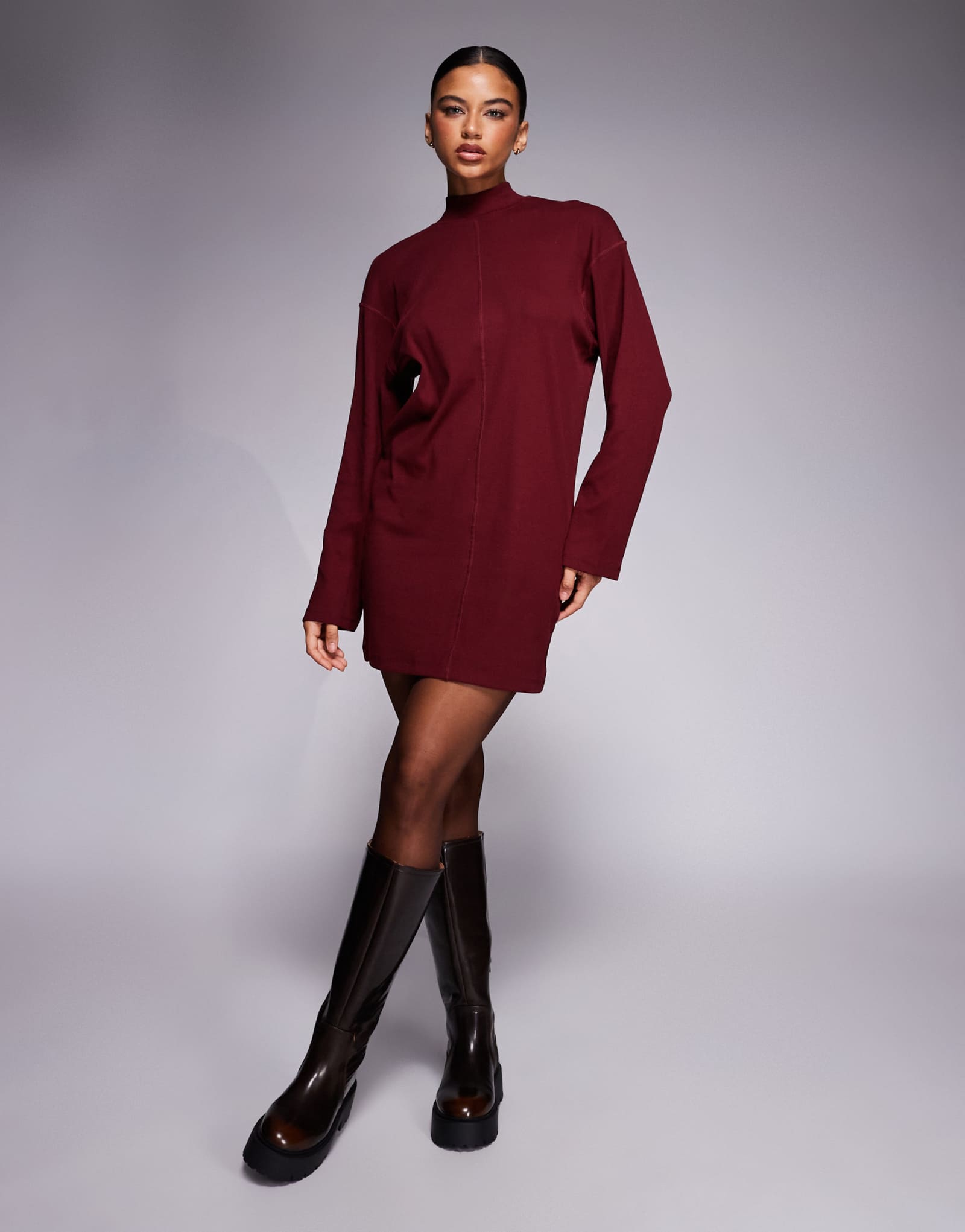 ДИЗАЙНЕРСКОЕ мини-платье ASOS из трикотажа в рубчик с высоким воротом и центральным швом бордового цвета