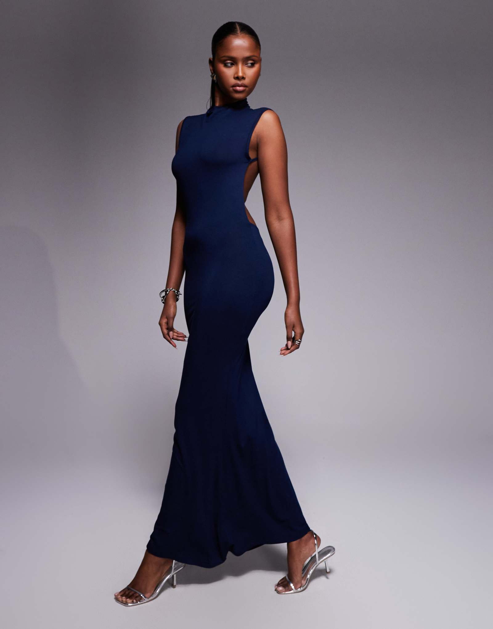 Макси-платье ASOS DESIGN с высоким вырезом и разрезанными плечами и открытой спиной темно-синего цвета