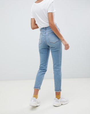 mom jeans with sneakers