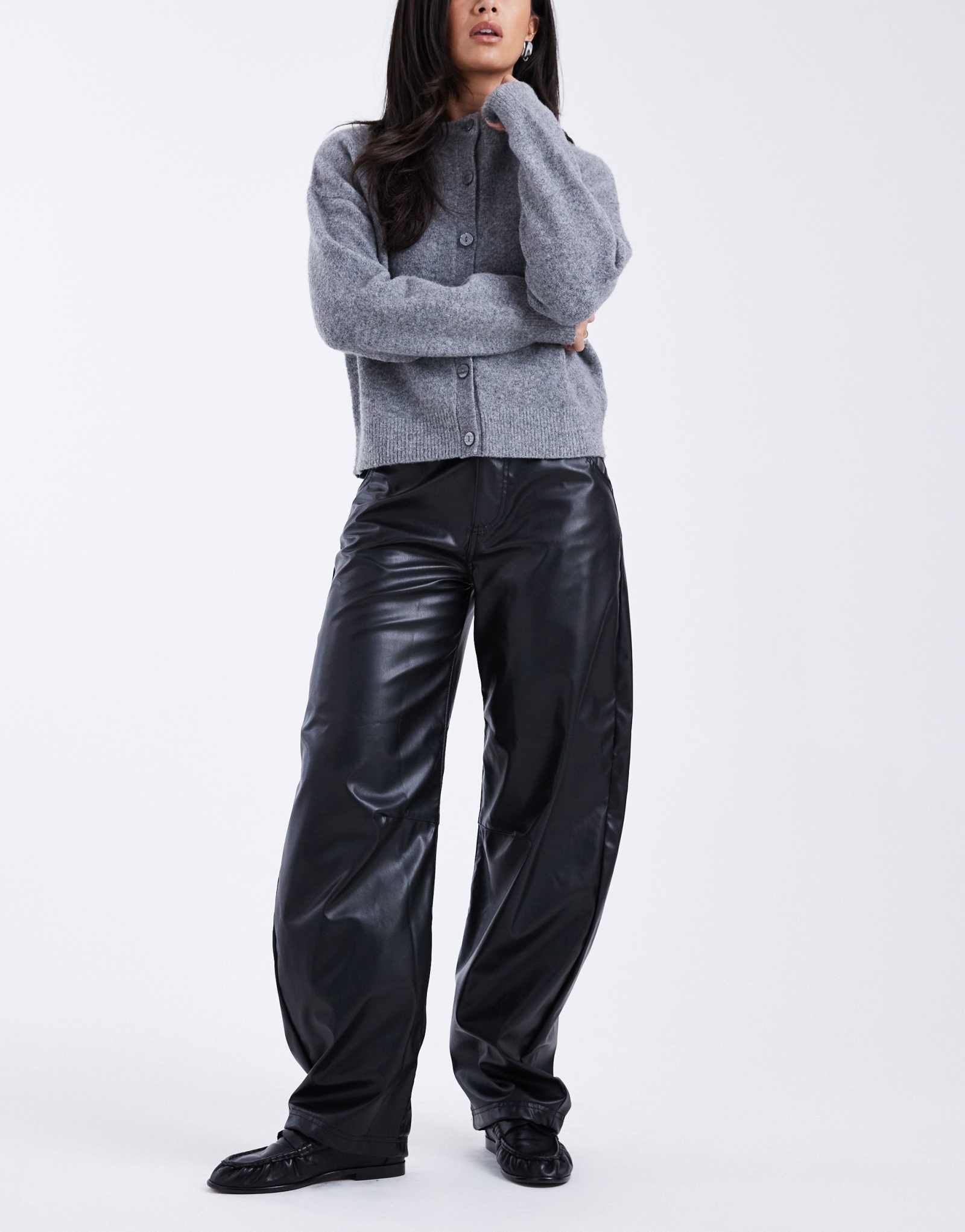 Дизайнерские брюки-бочкообразки из искусственной кожи с высокой посадкой ASOS черного цвета