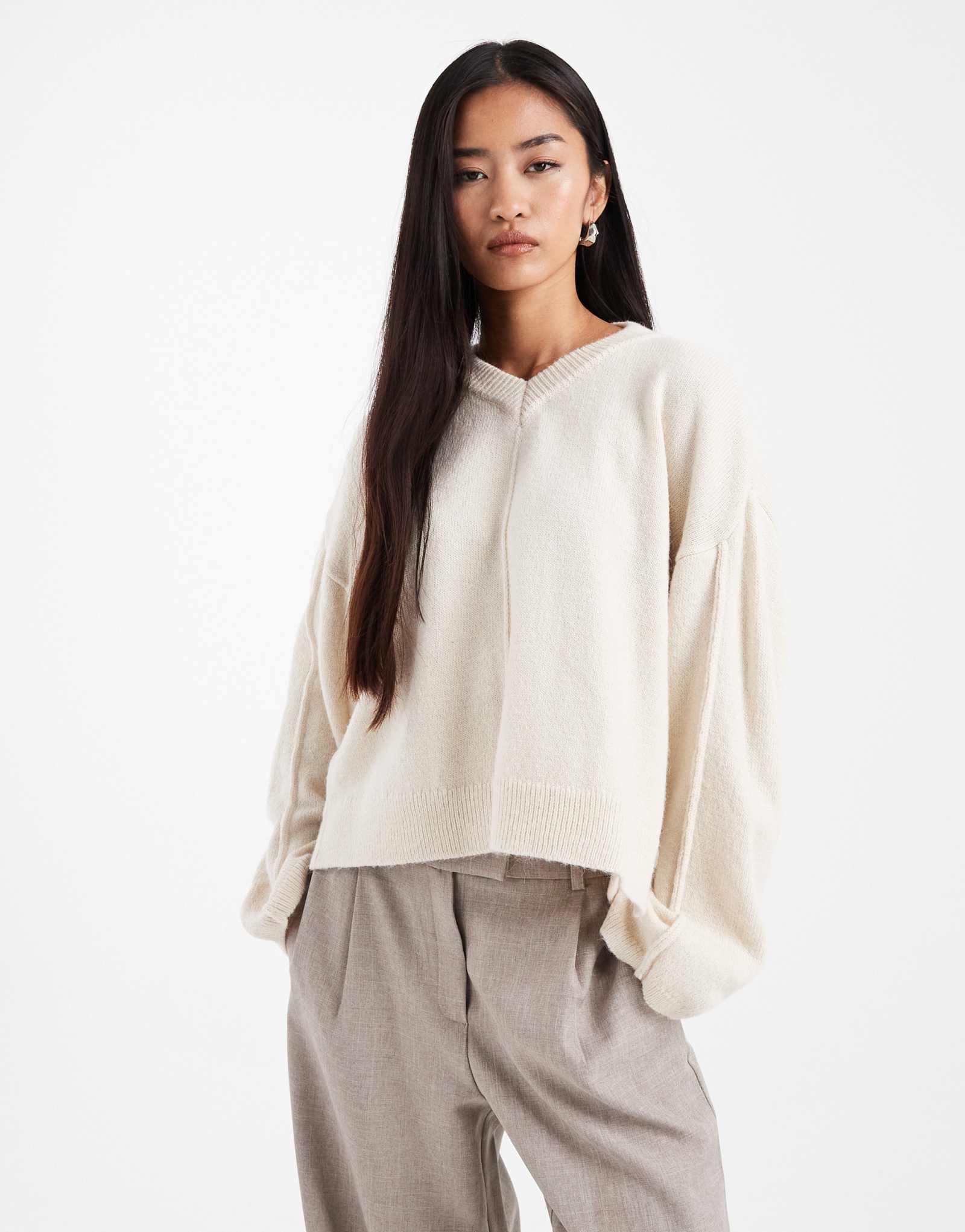 ДИЗАЙНЕРСКИЙ свитер ASOS с банановым рукавом и высоким v-образным вырезом кремового цвета