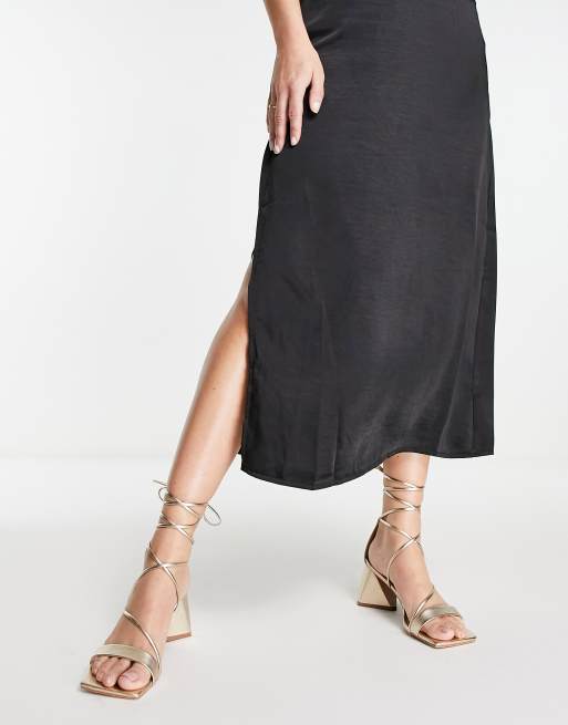 ASOS DESIGN – Hilani – Sandalen in Gold mit mittelhohem Blockabsatz und Knöchelschnürung