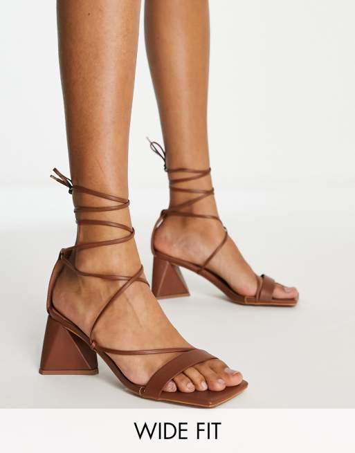 ASOS DESIGN - Hilani - Sandalen met strikbanden, halfhoge blokhak en brede pasvorm in bruin