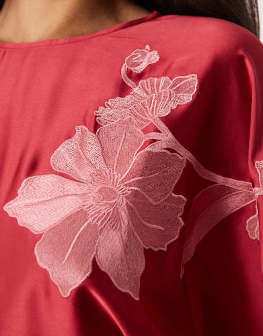 ASOS DESIGN - Hindbærrød maxikjole med overdrevne ærmer, skråt snit og broderier i satin, 3 af 4