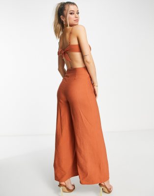 ASOS DESIGN - Hinten gebundener Jumpsuit aus Leinen in Terrakotta mit seitlichem Knopf-Rot