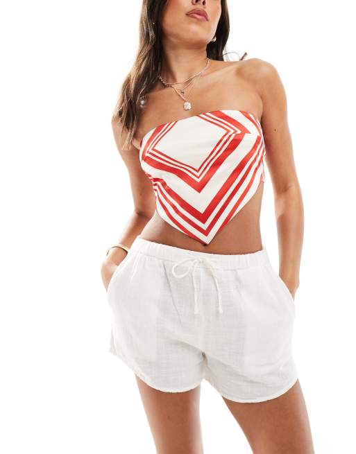 ASOS DESIGN Hinten gebundenes Bandeau Oberteil aus elastischem Satin in Rot und WeiB mit Zipfelsaum