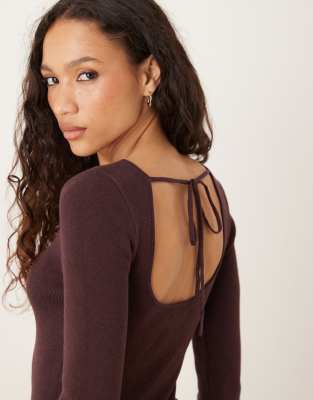 ASOS DESIGN - Hinten gebundenes Feinstrick-Oberteil in Pflaume-Lila