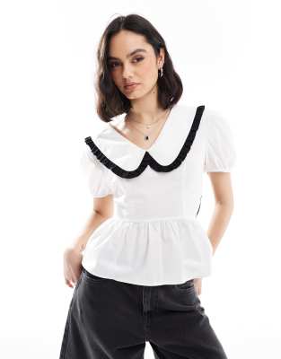 ASOS DESIGN - Hinten gebundenes Hemd in Weiß und Schwarz mit Rüschen-Details am Kragen