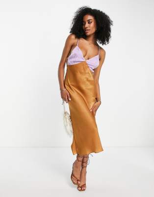 ASOS DESIGN - Hinten gebundenes Midikleid aus Satin im Farbblockdesign in Camel und Flieder-Bunt