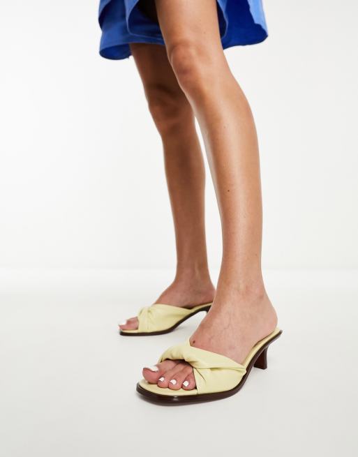 ASOS DESIGN – Hither – Cytrynowożółte klapki na średnim obcasie ze skręconą wstawką