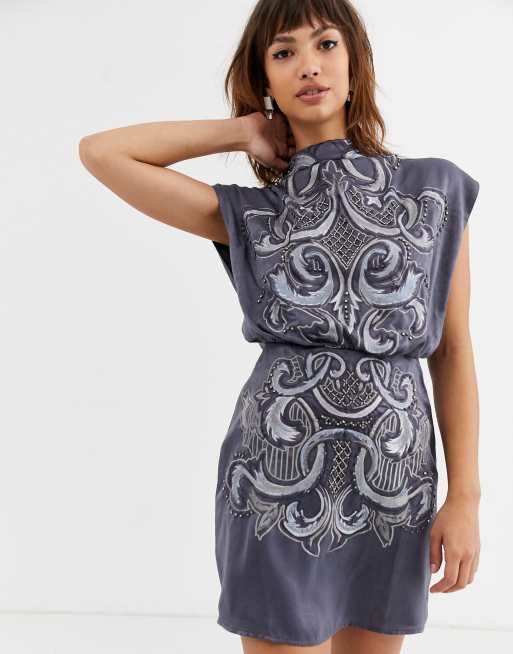 ASOS DESIGN - Højhalset broderet minikjole i satin