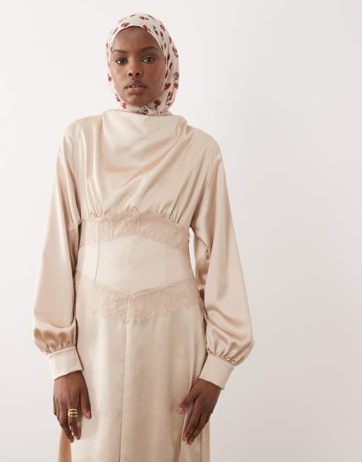 ASOS DESIGN - Højhalset champagnefarvet maxikjole i satin med blondedetaljer, 3 af 4