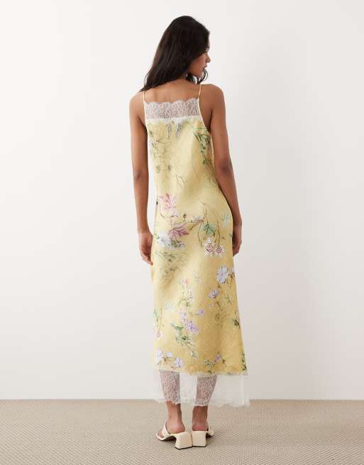 ASOS DESIGN - Højhalset gul cami-midikjole i satin med blondekanter og blomstermønster, 3 af 4