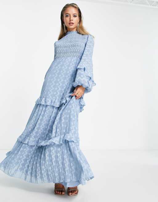 ASOS DESIGN - Højhalset maxikjole med plisseringer, rynker og flæsekanter i lyseblåt dobby-stof