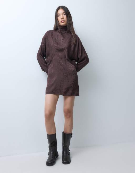 ASOS DESIGN højhalset minikjole i satin-jacquard med flagermusærmer i brun, 3 af 5
