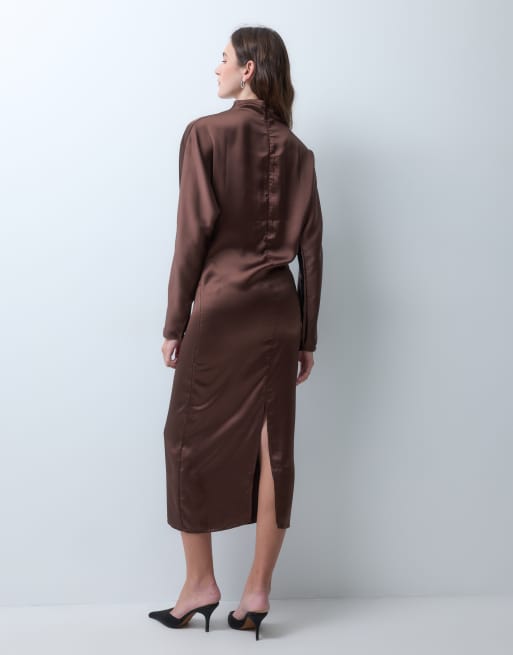 ASOS DESIGN højhalset satin smock-maxikjole i chocolate, 3 af 4