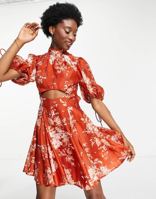 ASOS DESIGN - Højhalset voile-minikjole med udskåret detalje i rust sløret blomstermønster