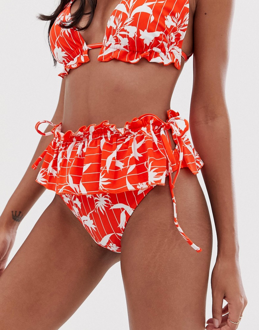 ASOS DESIGN  højtaljede bikinitrusser med flæser og blomsterprint-Rød