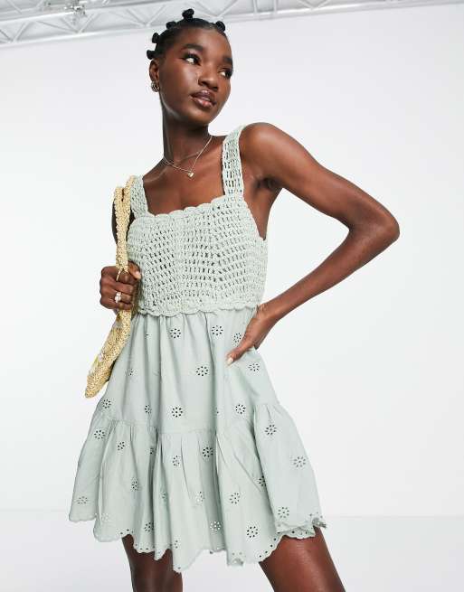 ASOS DESIGN - Hæklet mini-sundress med babydoll-snit og broderier i blød grøn