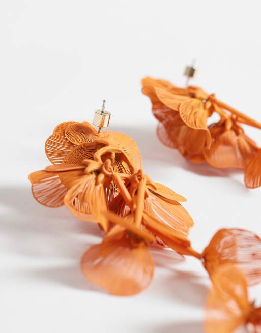 ASOS DESIGN hængeøreringe med 3D-blomstermotiv i klar orange, 4 af 4