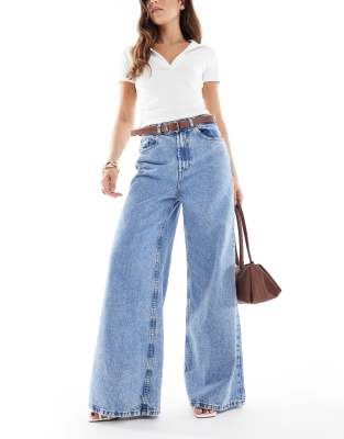ASOS DESIGN - Hoch taillierte Jeans leichter mittlerer Waschung mit weitem Bein und Gürtel-Blau