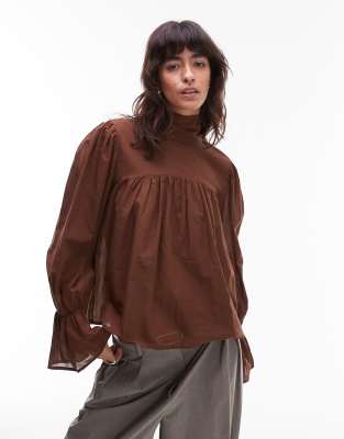 ASOS DESIGN - Hochgeschlossene Bluse mit Blouson-Ärmeln in Schokobraun-Brown