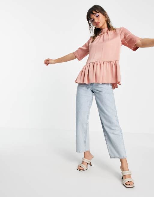 ASOS DESIGN – Hochgeschlossene, kurzärmlige Hängerbluse mit Schößchen in Rosa