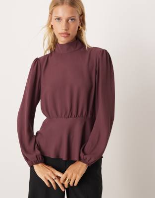 ASOS DESIGN - Hochgeschlossene, langärmlige Bluse in Pflaume mit Schößchensaum-Brown