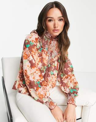 ASOS DESIGN - Hochgeschlossene, langärmlige Bluse mit Blumenmuster in Rosa, Rüschen und Raffung-Bunt