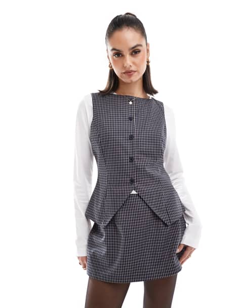 ASOS DESIGN – Hochgeschlossene Weste in Schwarz mit Karomuster und Knopfleiste - view 1