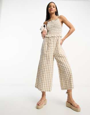 ASOS DESIGN - Hochgeschlossener, gesmokter Jumpsuit mit Riemchenträgern und Vichy-Karos-Bunt