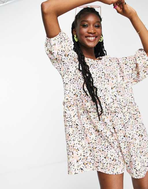 ASOS DESIGN Hochgeschlossener Hanger Playsuit mit Struktur und Blumenmuster in Flecken Optik ASOS