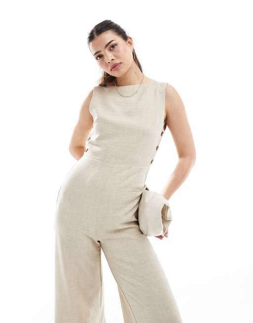 ASOS DESIGN Hochgeschlossener Jumpsuit in Sand mit weitem Bein und seitlichen Knopfen ASOS