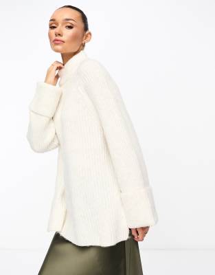 ASOS DESIGN - Hochgeschlossener Pullover in Cremeweiß mit umgeschlagenen Bündchen und langem Schnitt