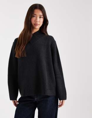 ASOS DESIGN - Hochgeschlossener Pullover in Schwarz mit überkreuztem V-Ausschnitt